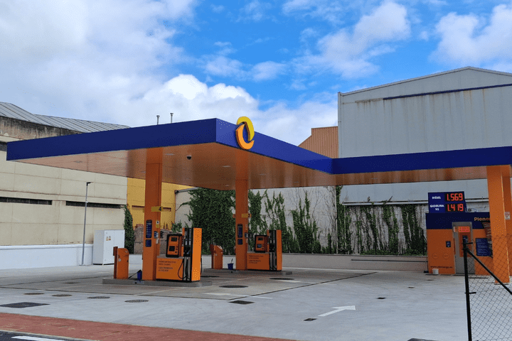 Electrolinera y estación de servicio automatizada Plenergy, Santander