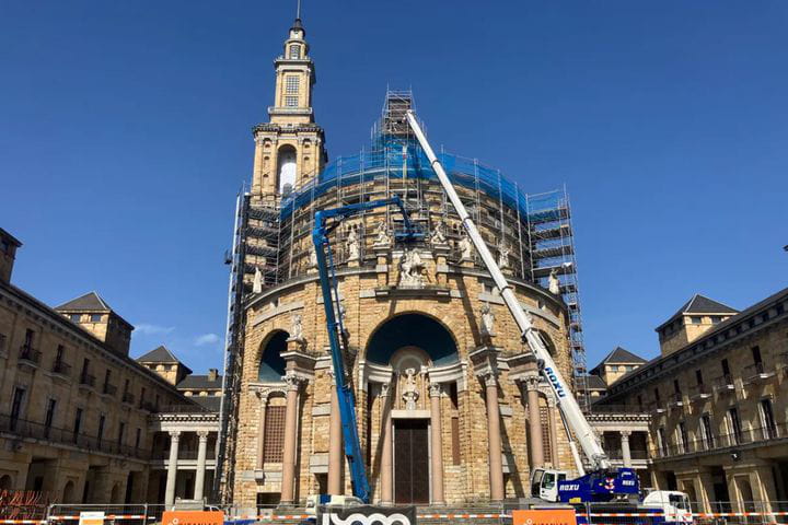 La iglesia de la Universidad Laboral recupera su réplica de la Cruz de la Victoria restaurada