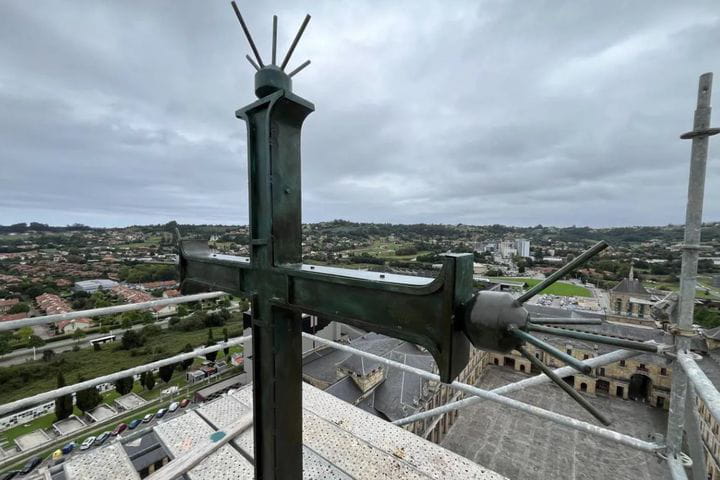 Citanias instala la segunda cruz de la iglesia de la Universidad Laboral de Gijón